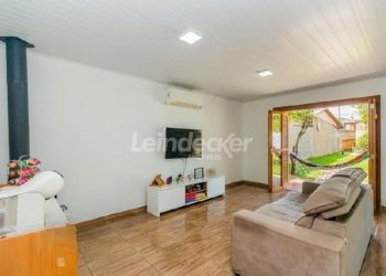 Casa para alugar com 98m², 2 dormitórios, 2 vagas no bairro Lomba do Pinheiro em Porto Alegre