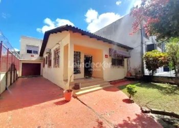 Casa Comercial para alugar com 200m², 3 vagas no bairro Navegantes em Porto Alegre