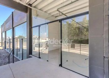 Loja para alugar com 83m², 10 vagas no bairro Cavalhada em Porto Alegre