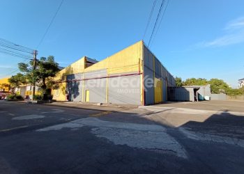 Depósito para alugar com 1.140m², 2 vagas no bairro Navegantes em Porto Alegre