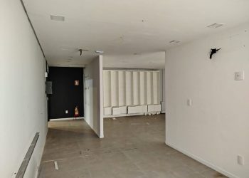 Sala para alugar com 122m², 1 vaga no bairro Centro em Porto Alegre