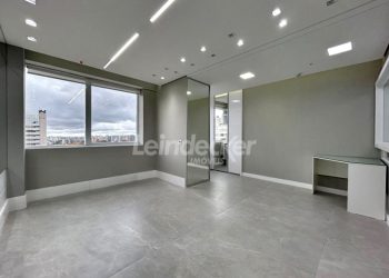 Sala para alugar com 34m², 1 vaga no bairro Mont Serrat em Porto Alegre