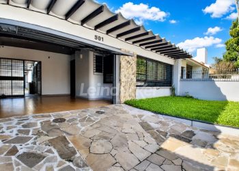Casa para alugar com 120m², 4 dormitórios, 1 vaga no bairro São Sebastião em Porto Alegre