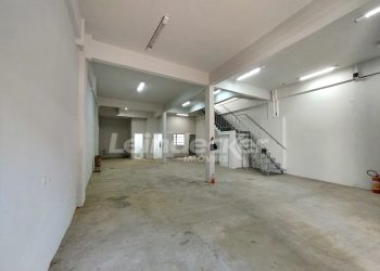 Depósito para alugar com 300m², 1 vaga no bairro Santa Maria Goretti em Porto Alegre
