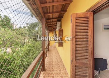 Casa à venda com 219m², 4 dormitórios, 1 suíte, 3 vagas no bairro Chácara das Pedras em Porto Alegre