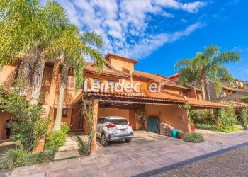 Casa em Condomínio à venda com 520m², 4 dormitórios, 4 suítes, 3 vagas no bairro Três Figueiras em Porto Alegre