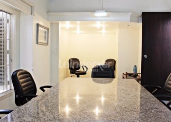 Casa à venda com 236m², 3 dormitórios, 4 vagas no bairro Menino Deus em Porto Alegre