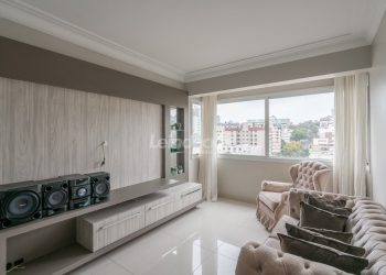 Apartamento à venda com 70m², 2 dormitórios, 1 suíte, 2 vagas no bairro São João em Porto Alegre