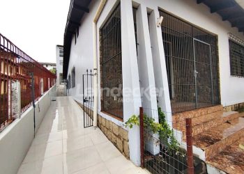 Casa à venda com 300m², 6 dormitórios, 2 suítes, 2 vagas no bairro Tristeza em Porto Alegre