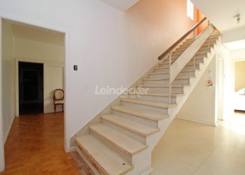 Casa à venda com 286m², 3 dormitórios, 1 suíte, 6 vagas no bairro Auxiliadora em Porto Alegre