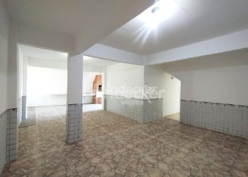 Casa à venda com 298m², 3 dormitórios, 2 vagas no bairro Medianeira em Porto Alegre