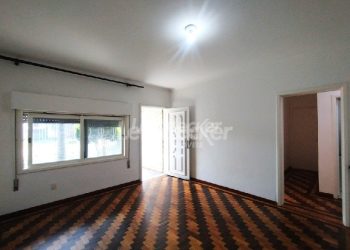 Casa à venda com 298m², 3 dormitórios, 2 vagas no bairro Medianeira em Porto Alegre