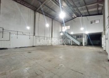 Prédio Comercial à venda com 745m², 2 vagas no bairro Cavalhada em Porto Alegre