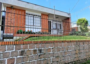 Casa à venda com 179m², 4 dormitórios, 1 suíte, 3 vagas no bairro Jardim do Salso em Porto Alegre