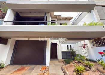 Casa à venda com 252m², 3 dormitórios, 2 suítes, 2 vagas no bairro Rio Branco em Porto Alegre