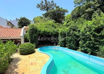 Casa à venda com 460m², 3 dormitórios, 1 suíte, 6 vagas no bairro Vila Assunção em Porto Alegre