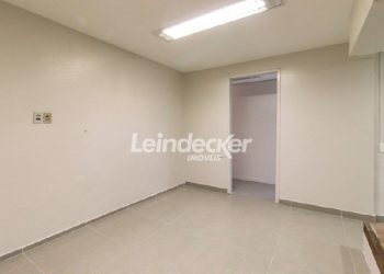 Salas/Conjuntos à venda com 70m², 1 vaga no bairro Centro em Porto Alegre