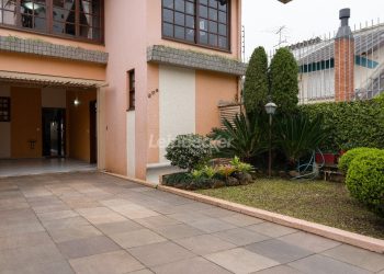 Casa à venda com 220m², 3 dormitórios, 1 suíte no bairro Jardim Sabará em Porto Alegre