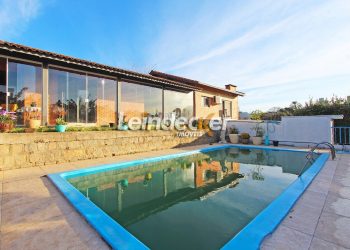 Casa à venda com 371m², 4 dormitórios, 2 suítes, 4 vagas no bairro Jardim Sabará em Porto Alegre