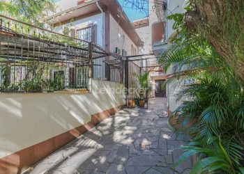 Prédio Comercial à venda com 490m², 2 vagas no bairro Farroupilha em Porto Alegre