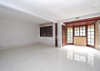 Casa à venda com 330m², 4 dormitórios, 3 suítes, 2 vagas no bairro Petrópolis em Porto Alegre