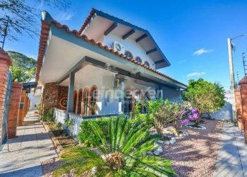 Casa à venda com 650m², 4 dormitórios, 6 vagas no bairro Partenon em Porto Alegre