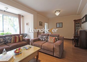 Sobrado à venda com 308m², 4 dormitórios, 2 suítes, 4 vagas no bairro Jardim do Salso em Porto Alegre