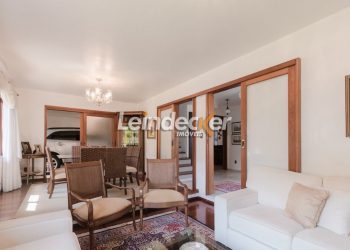 Casa à venda com 210m², 3 dormitórios, 3 suítes, 4 vagas no bairro Três Figueiras em Porto Alegre