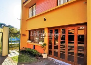 Casa em Condomínio à venda com 165m², 3 dormitórios, 1 suíte, 2 vagas no bairro Medianeira em Porto Alegre