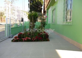 Casa à venda com 150m², 3 dormitórios, 4 vagas no bairro Partenon em Porto Alegre