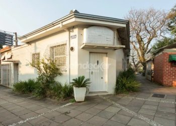 Casa à venda com 259m², 3 dormitórios, 1 suíte no bairro Petrópolis em Porto Alegre