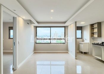 Apartamento à venda com 45m², 1 dormitório, 1 vaga no bairro Passo d'Areia em Porto Alegre