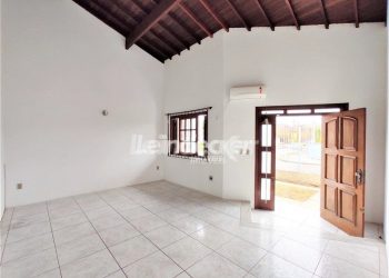 Casa à venda com 94m², 2 dormitórios, 1 suíte, 4 vagas no bairro Sarandi em Porto Alegre