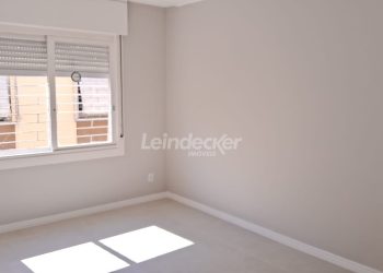 Apartamento à venda com 70m², 2 dormitórios, 1 vaga no bairro Medianeira em Porto Alegre