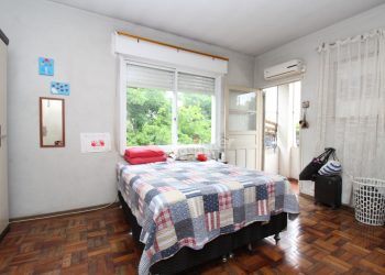 Casa à venda com 240m², 3 dormitórios no bairro Navegantes em Porto Alegre