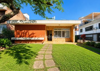 Casa à venda com 152m², 3 dormitórios, 5 vagas no bairro Menino Deus em Porto Alegre