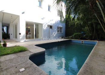 Casa à venda com 374m², 3 dormitórios, 3 suítes no bairro Boa Vista em Porto Alegre