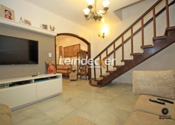 Casa à venda com 172m², 3 dormitórios, 2 suítes, 2 vagas no bairro Santa Cecília em Porto Alegre