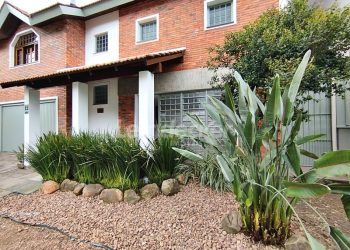 Casa à venda com 272m², 3 dormitórios, 1 suíte, 2 vagas no bairro Chácara das Pedras em Porto Alegre