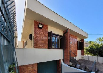 Casa à venda com 318m², 4 dormitórios, 2 suítes, 5 vagas no bairro Três Figueiras em Porto Alegre