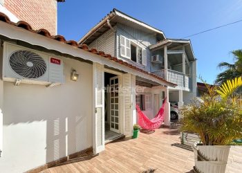 Casa à venda com 116m², 3 dormitórios, 2 vagas no bairro Jardim São Pedro em Porto Alegre