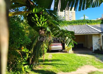 Casa à venda com 180m², 3 dormitórios, 1 suíte, 3 vagas no bairro Cidade Baixa em Porto Alegre