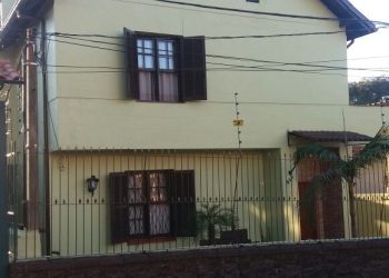 Casa à venda com 250m², 3 dormitórios, 1 suíte, 4 vagas no bairro Santa Tereza em Porto Alegre