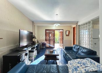 Casa à venda com 204m², 3 dormitórios, 1 suíte, 3 vagas no bairro Ipanema em Porto Alegre