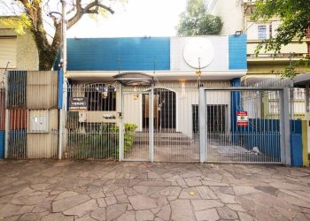 Casa comercial à venda com 490m², 1 vaga no bairro Santa Cecília em Porto Alegre