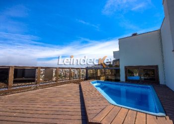 Cobertura à venda com 302m², 4 dormitórios, 1 suíte, 3 vagas no bairro Menino Deus em Porto Alegre