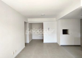 Apartamento à venda com 75m², 3 dormitórios, 1 suíte, 2 vagas no bairro Farroupilha em Porto Alegre