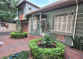 Casa à venda com 83m², 3 dormitórios, 3 vagas no bairro Petrópolis em Porto Alegre