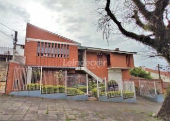 Casa à venda com 345m², 2 dormitórios, 2 suítes, 5 vagas no bairro Santo Antônio em Porto Alegre