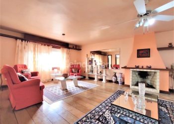 Casa à venda com 345m², 2 dormitórios, 2 suítes, 5 vagas no bairro Santo Antônio em Porto Alegre